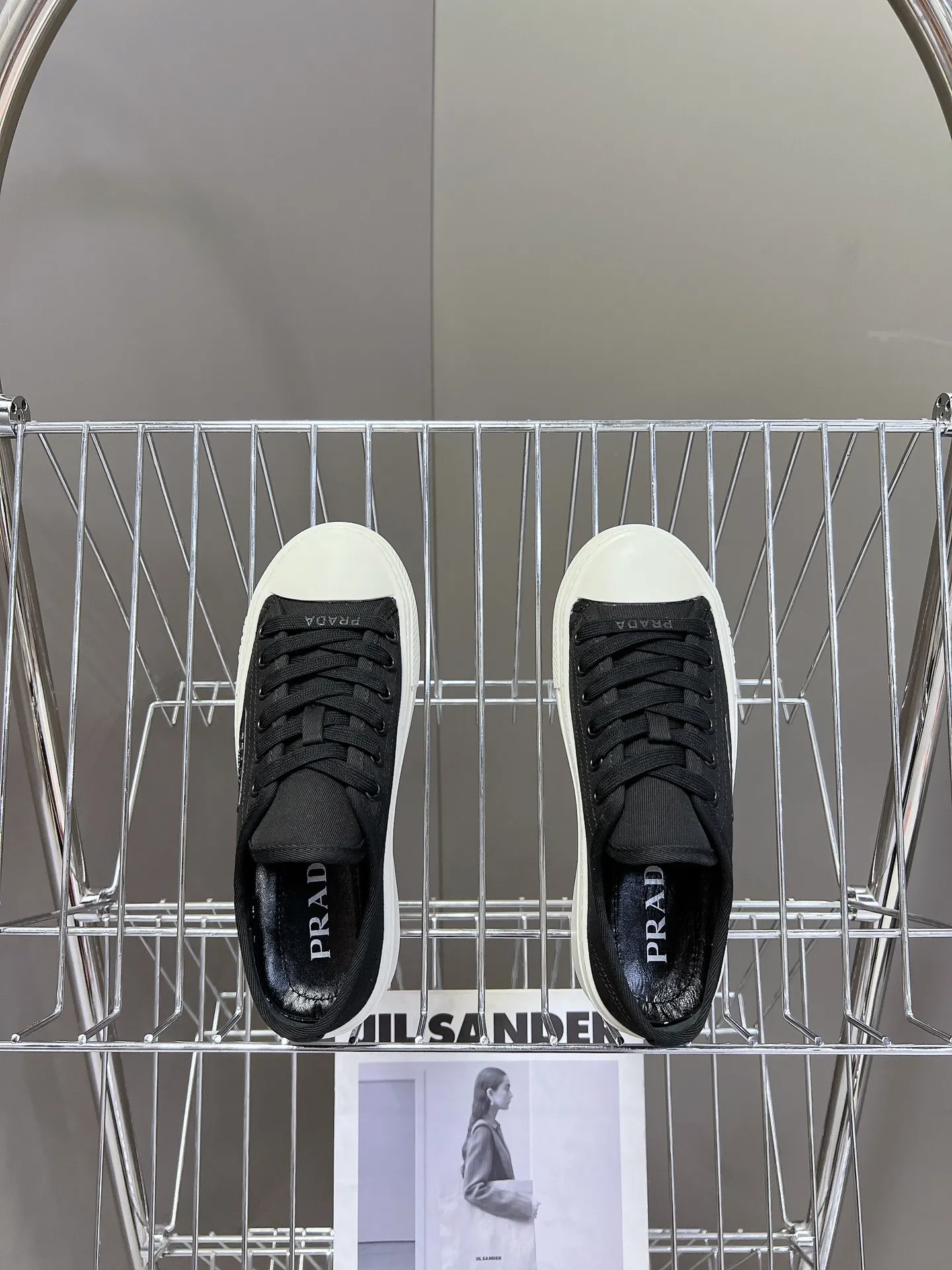 💕💕Factory direct selling price p480💕💕 Prada canvas shoes, the latest black technology in technical canvas. After a few years, Prada has brought us beautiful biscuit shoes. A must-have item that fashionistas must not miss. There are no complicated decorations, and the texture is very vintage. The purity and minimalism are neat and poetic. The latest canvas adds a casual touch.  Upper: Original technical canvas Short foot pad: Sheepskin Outsole: Eva ultra-light foam Outsole height 4CM Size: #35-41 (40 customizations are not returnable)